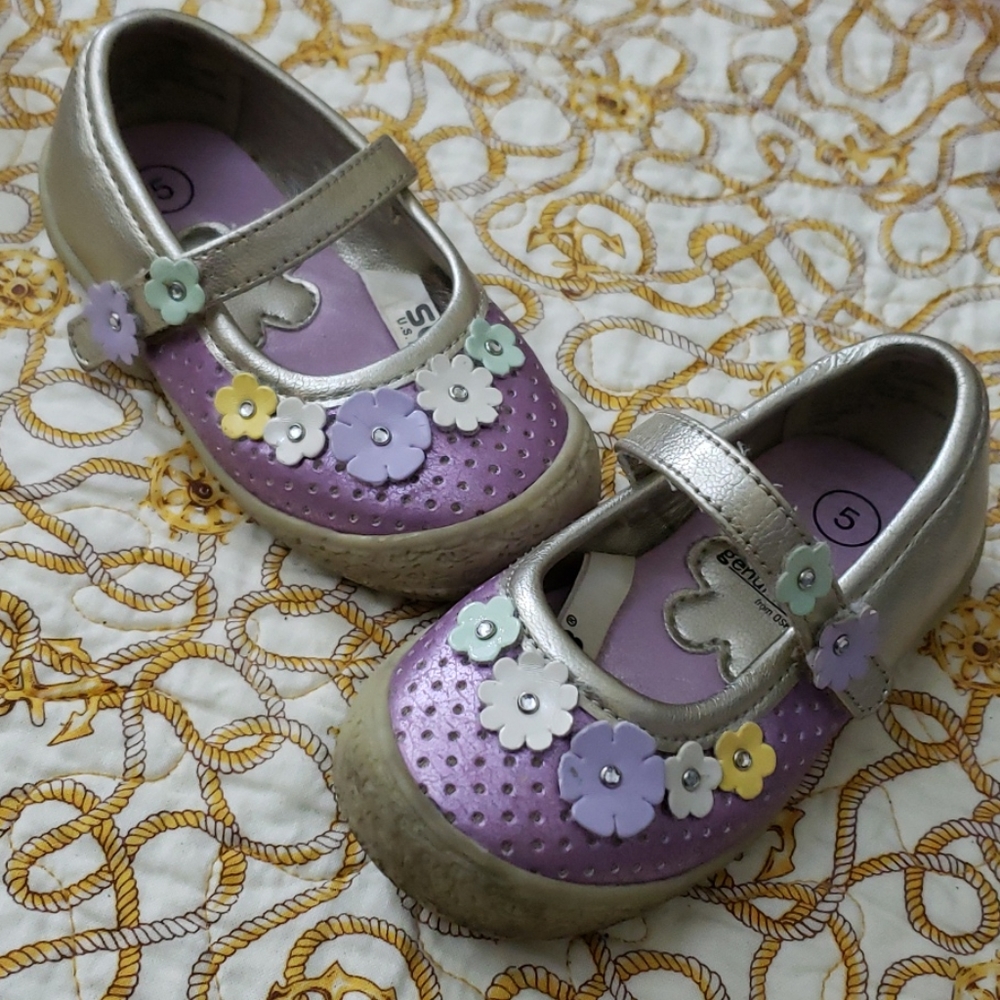 👶Adorable Genuine Kids sandals with flowers.